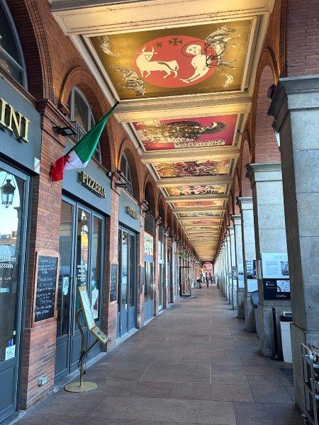 Galerie sous les arcades du Capitole