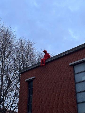 Homme en rouge sur un toit Place Belfort - Toulouse