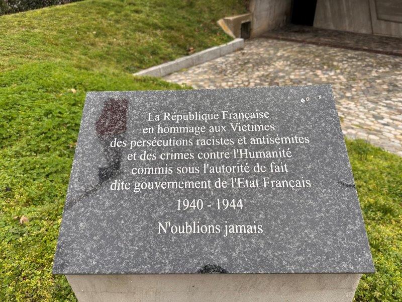 N oublions jamais - stèle devant le monument à la gloire de la Résistance - Esplanade Alain Savary