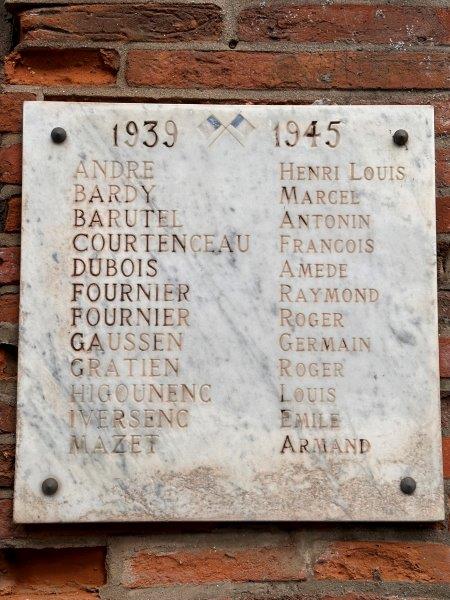 Plaque commémorative à côté du monument aux morts des quartiers Providence et Soupetard le long du Cimetière de Terre Cabade - avenue de La Gloire