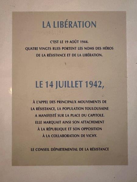 La Libération de Toulouse - plaque sous les arcades de la Place du Capitole