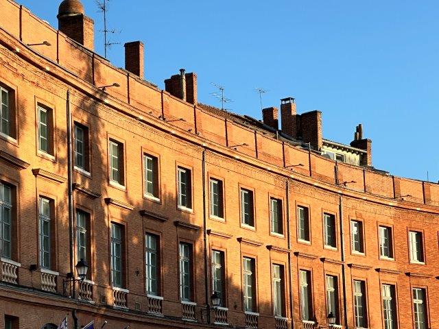 Enfilade immeubles - facades place Wilson - Toulouse 31000