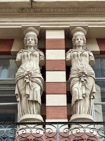 Cariatides drapées rue des Marchands - 31000 Toulouse