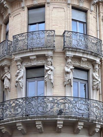 Cariatides et atlantes ou télamons - angle rue Alsace-Lorraine - rue Lafayette - 31000 Toulouse