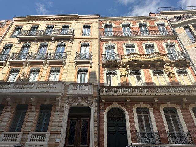 Cariatide et Atlante rue Saint-Bernard jouxtant le siège de Domicilium Chasseur Immobilier