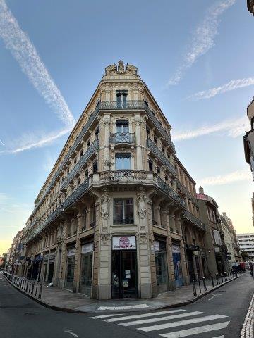 Cariatide masculin - atlante ou télamon - angle rue de Rémusat et rue Rivals