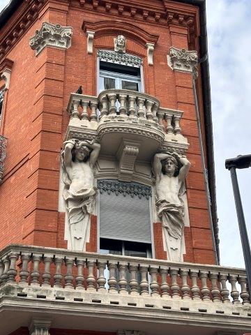 Cariatides masculins - atlantes ou télamons - Angle du Bld d Arcole et rue des Chalets