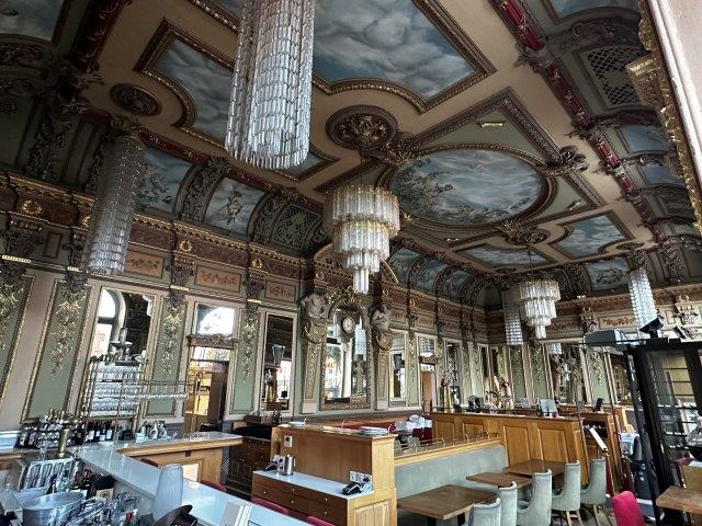 Le Bibent place du Capitole - Art Déco Toulouse 31, décor stucs