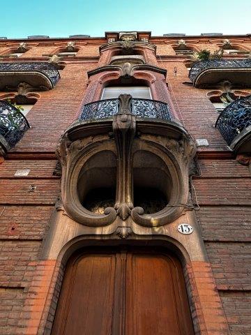 Immeuble Art Nouveau rue Ozenne - oeil de boeuf à l entrée - Toulouse