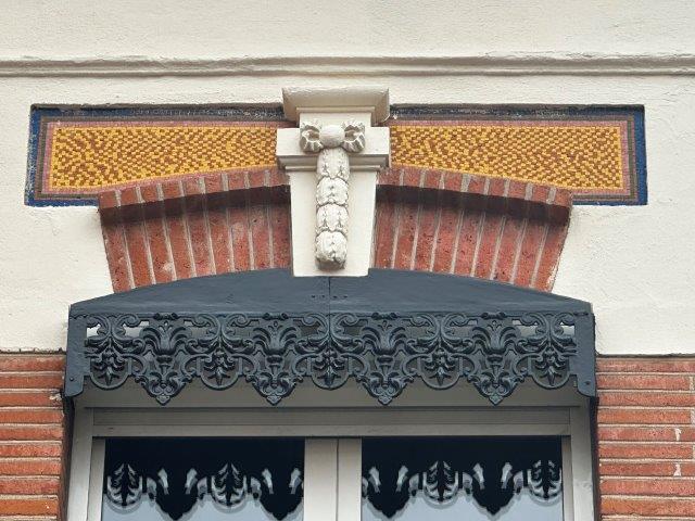 Maison Art Nouveau angle rue du Capitaine Escudié et rue Claire Pauilhac - Toulouse - lambrequin et mozaïque