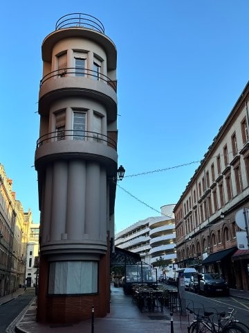 Immeuble paquebot Toulouse angle rue Caussette et rue du Rempart Villeneuve - architecte Michel Munvez Immeuble paquebot Toulouse angle rue Caussette et rue du Rempart Villeneuve - architecte Michel Munvez