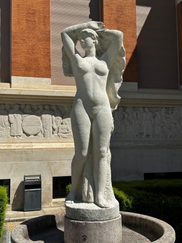 Bibliothèque municipale - immeuble Art Déco rue du Périgord - Toulouse. Sculpture Henry Parayre (1879-1970).