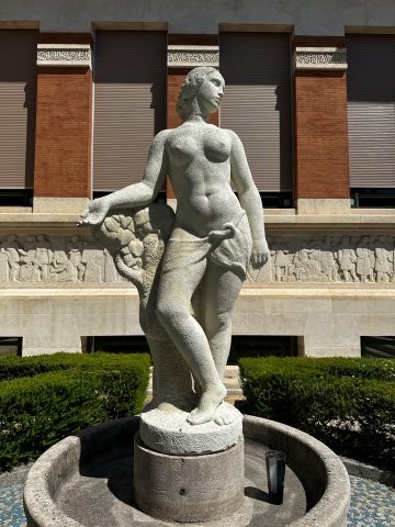 Bibliothèque municipale - immeuble Art Déco rue du Périgord - Toulouse. Sculpture Henry Parayre (1879-1970) Bibliothèque municipale - immeuble Art Déco rue du Périgord - Toulouse. Sculpture Henry Parayre (1879-1970)
