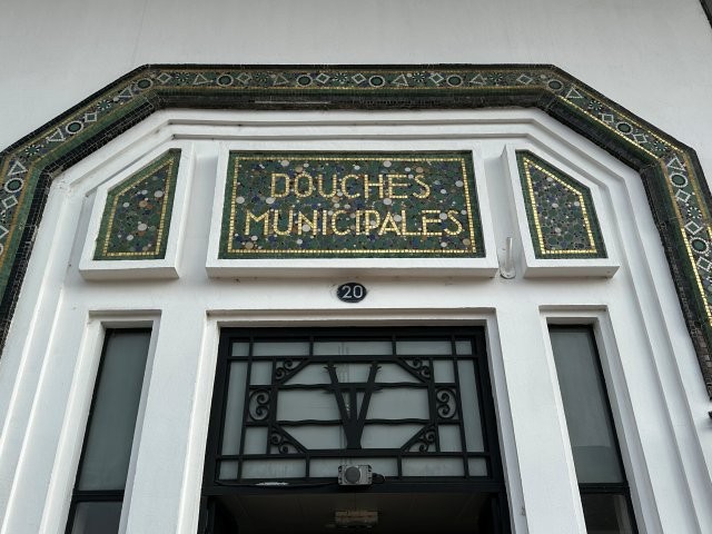 Bains-douches Art Déco Toulouse - entrée avec mozaïques Place Jean Diebold devenues une mairie annexe