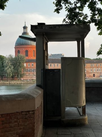 Urinoirs - WC publics - Vespasiennes public Art Déco Toulouse - angle Quai Saint-Pierre et Place Saint-Pierre Urinoirs - WC publics - Vespasiennes public Art Déco Toulouse - angle Quai Saint-Pierre et Place Saint-Pierre