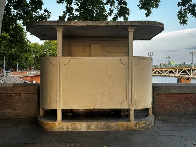 Urinoir - WC public - Vespasienne Art Déco Toulouse - angle Quai Saint-Pierre et Place Saint-Pierre 31 Urinoir - WC public - Vespasienne Art Déco Toulouse - angle Quai Saint-Pierre et Place Saint-Pierre 31