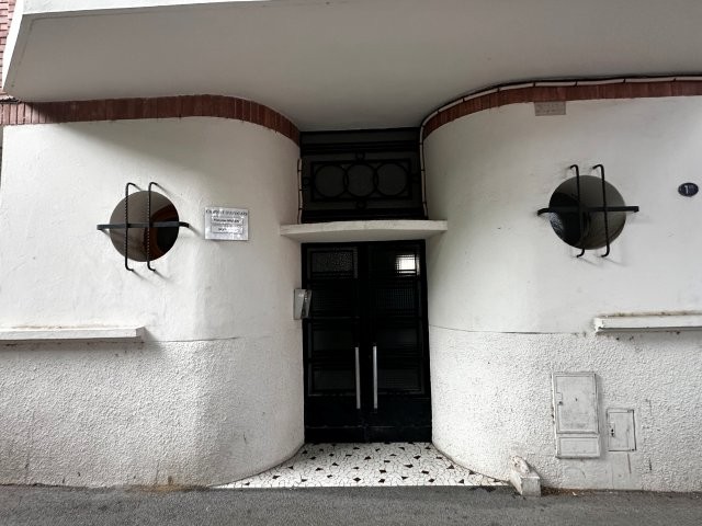 Immeuble Art Déco Toulouse boulevard Michelet porte d entrée et fenêtre hublot