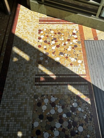 Bibliothèque municipale - immeuble Art Déco  rue du Périgord - Toulouse. mosaiques entrée