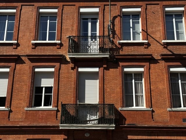 Immeuble toulousain et appartements toulousains au centre-ville Immeuble toulousain et appartements toulousains au centre-ville